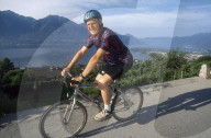 Kaspar Villiger mit Fahrrad beim Lago Maggiore 1995