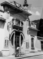 Beschädigter Eingang des Kinotheaters in Mendrisio 1945