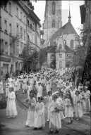 Mädchen bei Fronleichnam-Prozession in Freiburg 1941
