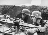 Zwei deutsche Soldaten im Schützengraben, ca. 1942