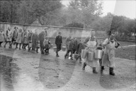 Soldaten verteilen Essen an Zivilbevölkerung