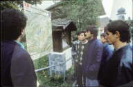 Türkische Asylanten vor Obwaldner Wanderkarte 1988
