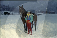 Model mit Pferd trägt Jacke von "Jet Set" 1981