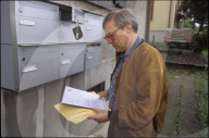 Otto Hill, Arbeitsloser, holt die Post 1994