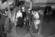 Tibeter Flüchtlinge bei Ankunft im Flughafen Kloten 1966