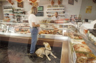 Lorenz Casparis mit Blindenhund 'Roschka' in Metzgerei 1992