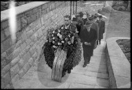 WK 2: US-Wirtschaftsdelegation ehrt gefallene Flieger 1945 