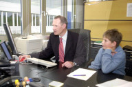 Tochtertag 2004: Stefan Nünlist, Swisscom, mit Sohn Leo