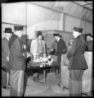 Zöllner kontrollieren Frau am Zoll in Genf-Cornavin, 1946