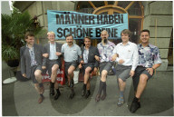 VBZ-Angestellte werben für kurze Uniformen 1997