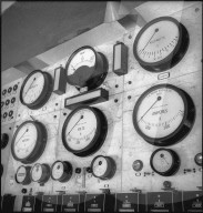 Armaturen im Kontrollraum Kraftwerk Chèvres 1943