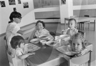 Kinder beim Essen, Kinderkrippe in Lausanne 1973
