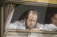 Alexander Solschenizyn bei seiner Ankunft im Zürcher Hauptbahnhof 1974