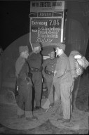 Soldaten am Bahnhof; vermutlich 1940