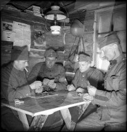 Flab-Soldaten beim Kartenspiel, Wallis 1940