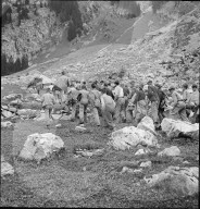 WK 2: Landhilfe; Lehrlinge räumen eine Alp, 1942