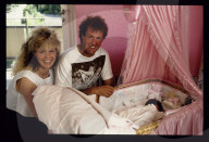 Anita und Roger Wehrli am Stubenwagen der Tochter Scarlett 1990