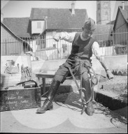 WK 2: Soldat beim Flicken von Pferdegeschirr, Pferderiemen, 1940