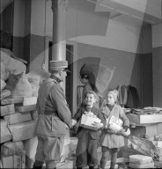 WK 2: Kriegswirtschaft; Militäroffizier bedankt sich bei Kindern
