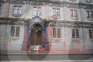 Rote Farbe am Zürcher Rathaus 1992