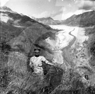 Mädchen vor dem Aletsch-Gletscher