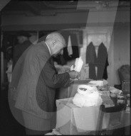 Flüchtling wählt Hemdkragen aus; 1945