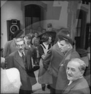 Flüchtlinge; Frauen im Gespräch mit Schweizer Journalisten; 1945