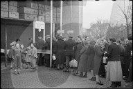 Warteschlange vor Volksküche; Suppenküche; 1945