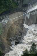 Unwetter 2005: Strasse und Bahnlinie beschädigt bzw.weggespült