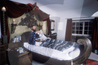 Ivan Rebroff beim Frühstücken in seinem Bett 1975