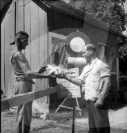 Männer vor Warntafel wegen Maul- und Klauenseuche, 1946