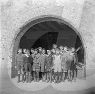 Kinder posieren für Fotografen beim Ritterhaus Bubikon; 1941