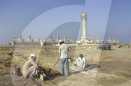 Arbeiter vor Einkaufszentrum in Souk, VAE 1986