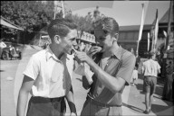 Zwei Knaben beim Wurst essen, Zürcher Knabenschiessen 1947