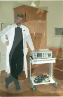 Fritz Jakob Ramseier mit Elektrotherapie-Gerät, 1999