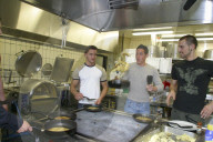 Mister Schweiz-Kandidaten beim Rösti-Braten, 2004