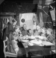 Familie beim Essen, 1946
