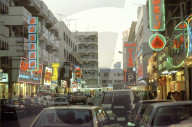 Strassenszene, Autos, Leuchtreklamen in Dubai, 1993