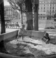 Genf: Ile Rousseau, Kinder spielen im Sandkasten; 1949