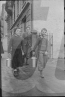 Kinder bringen Suppe aus Volksküche nach Hause; Suppenküche; 1945
