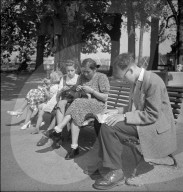 Genf: Ile Rousseau, Mann, Zeitung lesend, strickende Frauen; 1949