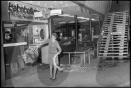 Bombenanschlag im Zürcher Hauptbahnhof; Frau schüttelt Scherben aus Kleider 1971