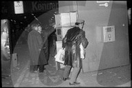 Bombenanschlag im Zürcher HB; Polizisten untersuchen Schliessfächer  1971