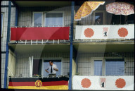 Dekorierte Balkone am Tag der Arbeit in Ost-Berlin 1987
