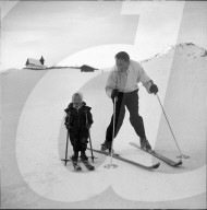 Ferdi Kübler mit Sohn beim Skifahren in Arosa 1951