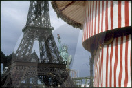 Nachgebauter Eiffelturm und Freiheitsstatue an der Weltausstellung 1992