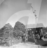 Deutsche Internierte arbeiten in  Altmetalllager der Von Roll; 1945