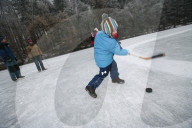 Knabe spielt Eishockey auf dem Waldweiher Gattikon, 2006