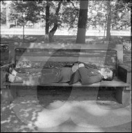 Mann schläft auf Parkbank, Bahnhofstrasse Zürich, 1952
