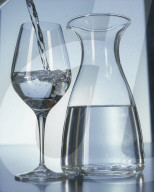 Wasser einschenken; eingiessen; Glas füllen